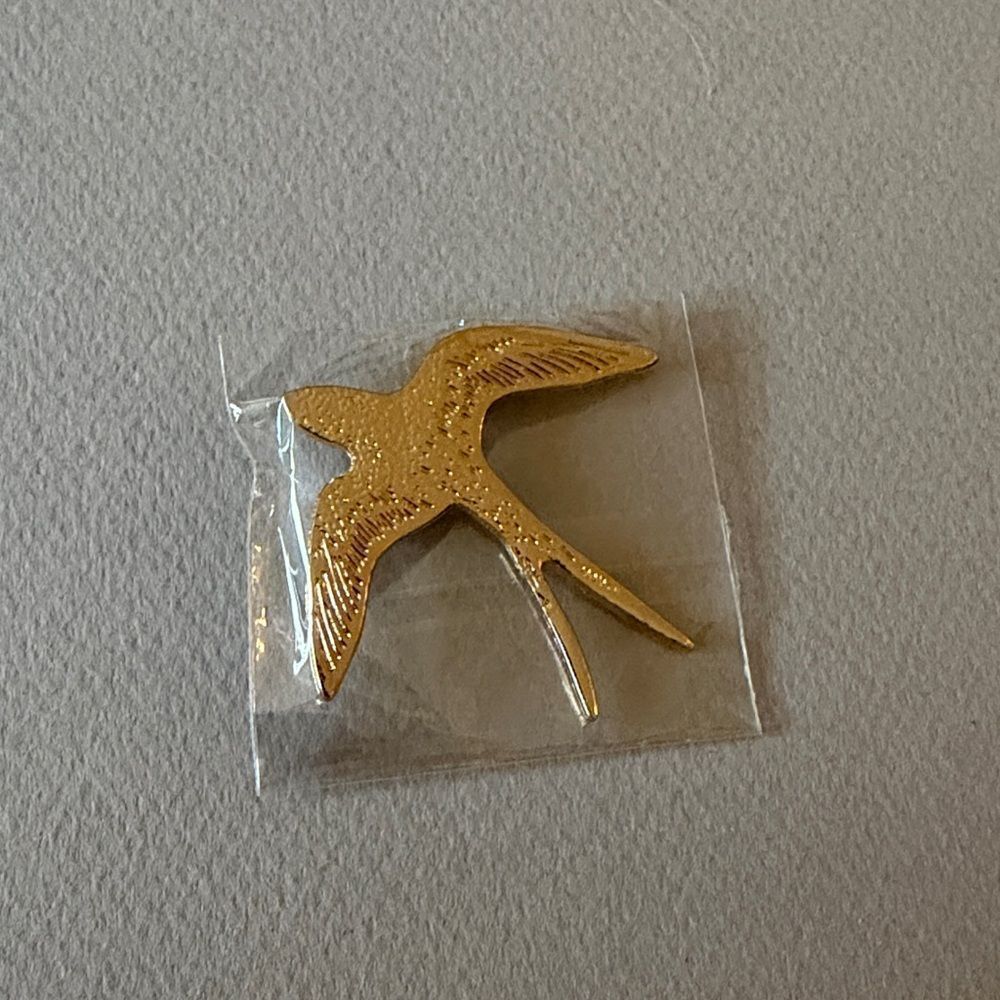 Gold Swallow Brooch Pin A1635 - Picture 3 of 4
